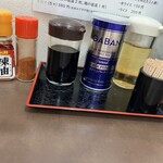 麺屋 心羽 - 卓上調味料