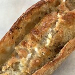 ブーランジェリー ソア - チーズライ。岩塩がガツンとくる！スモーキーなチーズで黒胡椒キリリなバゲット