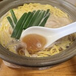 鍋焼きラーメン千秋 - 親鳥の鶏がらと醤油がベースのスープは あっさりながらもコクがあります