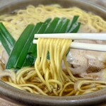 鍋焼きラーメン千秋 - 麺は細めのストレート 最初は硬い感じですが熱々のスープで程良い柔らかさになります