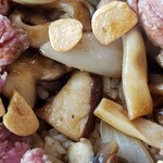 かくいにいくか - （※写真5）ステーキ丼（お肉の下）