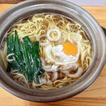 鍋焼きラーメン千秋 - 具も独特でネギとちくわが鎮座し生卵もデフォルトでトッピングされます