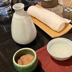 志の家 - 日本酒(男山)とお通しの塩辛