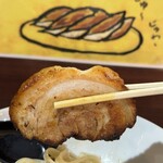 麺屋 金獅子 - チャーシュー正面。てっぺんは元々この形。がっついてかじった訳ではございません。この後、つけ汁で育てていきました♪とろとろに育ちました〜(*´꒳`*)