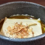 麺屋 金獅子 - つけ汁。謎チップ。玉ねぎ？ニンニク？そのまま食べてみればよかったのに私ったらダメなヤツ。