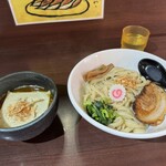 麺屋 金獅子 - カレーつけ麺熱盛り麺量並、1,200円税込。おかめうどん的な見た目。顔にはなってないけど。麺量200g?なのかなぁ？最近胃拡張気味で、糖質セーブしないとヤバいお腹になりそうで怖い。