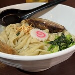 麺屋 金獅子 - ナルトはなぜ「の」なんだろう？茹で野菜は水から茹でておか上げしたい派なので、小松菜はちと残念でした。絞られ過ぎてて勿体無い。