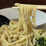 麺屋 金獅子 - うどんと言われたらそう見えちゃう形と太さです。熱盛りにしたからちとねっとりしてました。しめが弱い？私、そもそもラーメン派なのでそちらが向いてるかも。