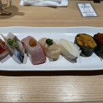 超速鮮魚寿司 羽田市場 博多駅地下街店 - 炙りまぐろステーキ¥198
                                炙り〆さば¥187
                                炙り中トロ¥495
                                炙りホタテ¥253
                                炙りえんがわ¥209
                                生うに¥572
                                いくら醤油漬け¥418