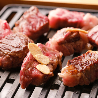 リピート続出の新博多名物もつ焼き！