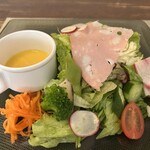 ポピーノ - 冷製スープとサラダ