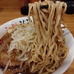 らーめん こじろう 526 鶴見店 - 自家製のわしわし麺。コシがあり美味しいです。