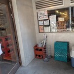 西荻 もがめ食堂 - 店先はお昼時はかなりの行列です