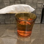 志庵 - お冷や　ボトルが置いてあります