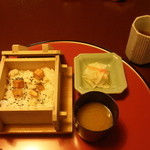 東京 芝 とうふ屋うかい - （時計逆回りに）芋ご飯、味噌汁、香の物