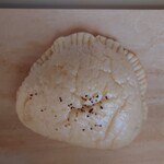 エピシェール - 料理写真:カルツォーネ　縁が餃子っぽい