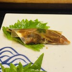 鮓 きずな - 秋刀魚の酢〆、肝醤油を添えて