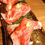 仙台牛タン&ステーキ もみじ赤坂 - 黒毛和牛肉寿司（2貫）1,100円。お寿司になるとまた違った美味しさを味わえます