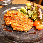 仙台牛タン&ステーキ もみじ赤坂 - 自家製牛タンメンチカツ980円。上品なタンのお料理も良いですが、お酒を飲みながらジャンキーな旨みを堪能するならコレがオススメ