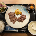 仙台牛タン&ステーキ もみじ赤坂 - 牛タンハーフ&ハーフ1,950円。タンはお米が進む絶妙な味付けになっていました