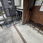 うなぎ 和友 - 待ち用椅子