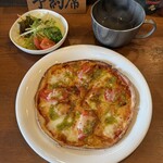 ベラヴィスタ - 自家製ピザのマルゲリータ1200円。トマトがのっていて他とは違うマルゲリータをお楽しみください！