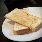 レオン - トーストが付いていた！(⁠･⁠o⁠･⁠;⁠)…え、知らなかった…惜しみなくバターが染み込んだ心温まる一品でした m(_ _)m