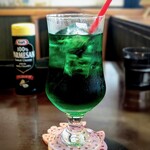 レオン - メロンソーダ、色が濃い！！久しぶりに飲んで美味しかったし、食後に見たら舌が緑色で懐かしくて笑いました。