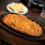 レオン - ジュージュー賑やかにナポリタン登場です。
見目麗しい♡昔ながらのケチャップべっとり、ウインナーに玉葱、ピーマン。懐かし美味しいです♡
鉄板で最後まで激しく熱々な幸せ(*^^)v