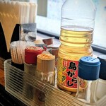 レオン - 備え付け調味料たち。みんな蓋がない（笑）