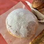 ブーランジェリー ソア - クリームパン。パン生地、はかなげにふわふわです