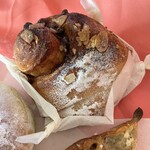 ブーランジェリー ソア - シナモンチョコロール。生地はハラハラ剥がれるタイプかと思いましたら、なかなかしっかりな屈強モチモチなタイプ