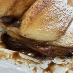 ブーランジェリー ソア - たっぷりシナモンソースが溢れてます