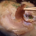 らーめん笑 - 箸で摘めないほどのホロホロ・チャーシュ