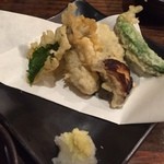 Japanese Dining ゑびすダイニング - 牡蠣の天麩羅です。お汁がジュワ～っとクチの中いっぱいに広がりますよ！