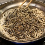 博多もつ鍋 もつ彦 - 水炊き風もつ鍋の胡麻そば仕上げ