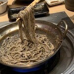 博多もつ鍋 もつ彦 - 水炊き風もつ鍋の胡麻そば仕上げ