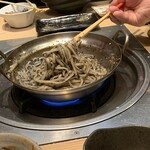 博多もつ鍋 もつ彦 - 水炊き風もつ鍋の胡麻そば仕上げ
