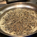 博多もつ鍋 もつ彦 - 水炊き風もつ鍋の胡麻そば仕上げ
