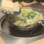 博多もつ鍋 もつ彦 - 水炊き風もつ鍋に餃子と豆腐を投入