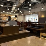 一角 - 色んな席がある広い店内