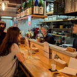 トリスタンド酒場 NiCE - スタッフとの会話も楽しみの一つ