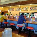 Ramen Daigaku Saku Inta- Ten - 店内从桌子座位望向吧台和厨房