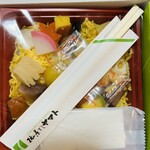 Kaki no Hazushi Yamato Sakurai Ten - Upon opening the box, you will find a napkin, ginger, and short chopsticks on top of a transparent cellophane.