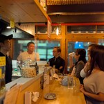 トリスタンド酒場 NiCE - スタッフとの会話も楽しみの一つ