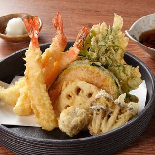 四季それぞれの恵みを楽しむ一皿に、新たな創作蕎麦もございます