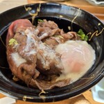 生本まぐろ 炊き餃子 井上 - 温玉で、旨みが倍増以上…