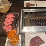 焼肉うしごろ - 左【究極の黒タン薄切り】 右【シャトーブリアン】