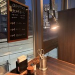 焼肉ホルモン ほるまさ 船橋 - 窓際のテーブル席。