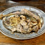 骨付鳥 蘭丸 - ハサミでカットして食べます(おや) 噛めば噛むほど旨味が滲み出てきて地元の方には親鶏が人気